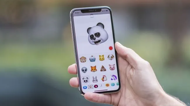 uma imagem segurando um iphone